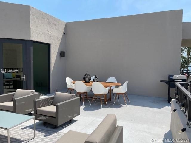 Vendido Recientemente: $2,100,000 (3 camas, 3 baños, 2604 Pies cuadrados)