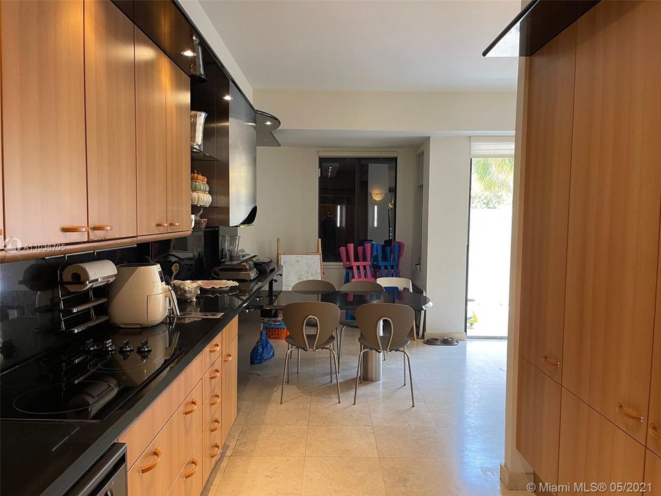 Vendido Recientemente: $2,100,000 (3 camas, 3 baños, 2604 Pies cuadrados)