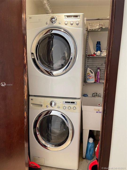 Vendido Recientemente: $2,100,000 (3 camas, 3 baños, 2604 Pies cuadrados)