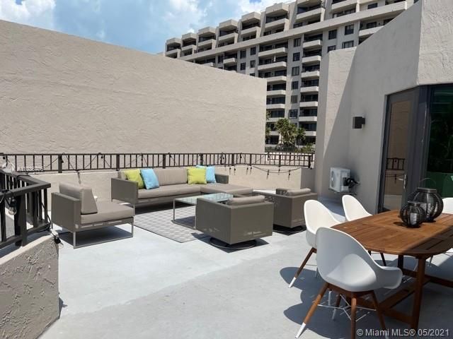 Vendido Recientemente: $2,100,000 (3 camas, 3 baños, 2604 Pies cuadrados)