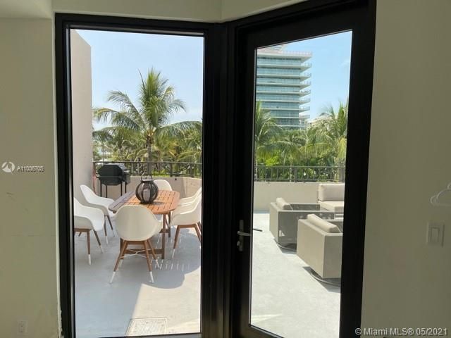 Vendido Recientemente: $2,100,000 (3 camas, 3 baños, 2604 Pies cuadrados)