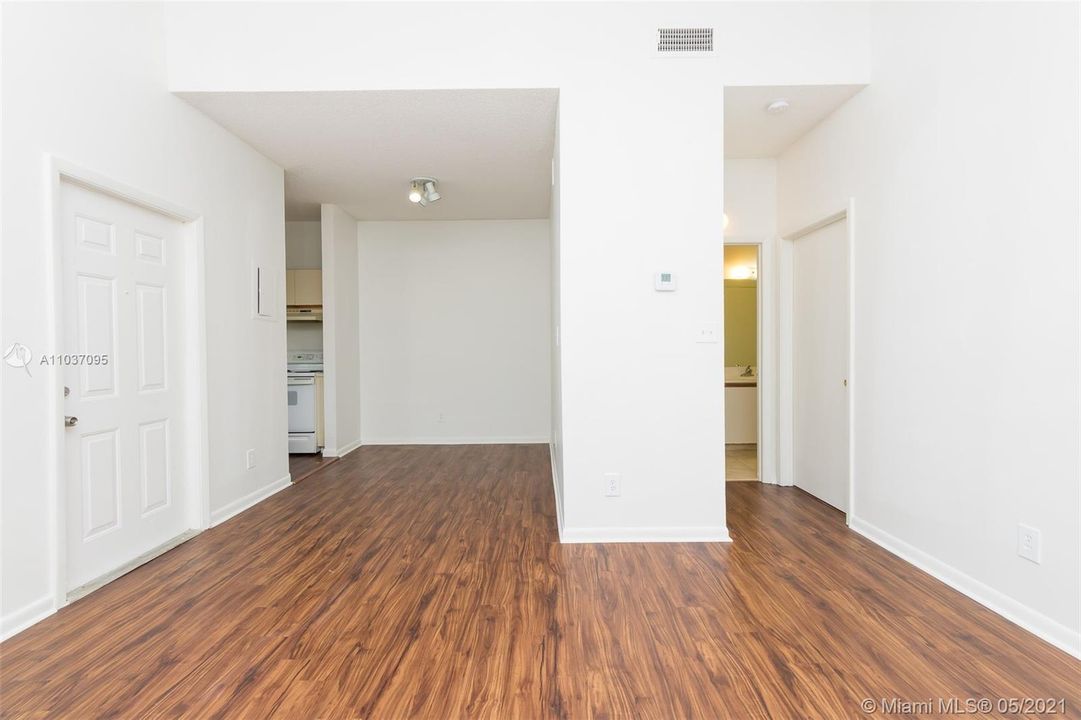 Recently Rented: $1,199 (1 beds, 1 baths, 605 Square Feet)