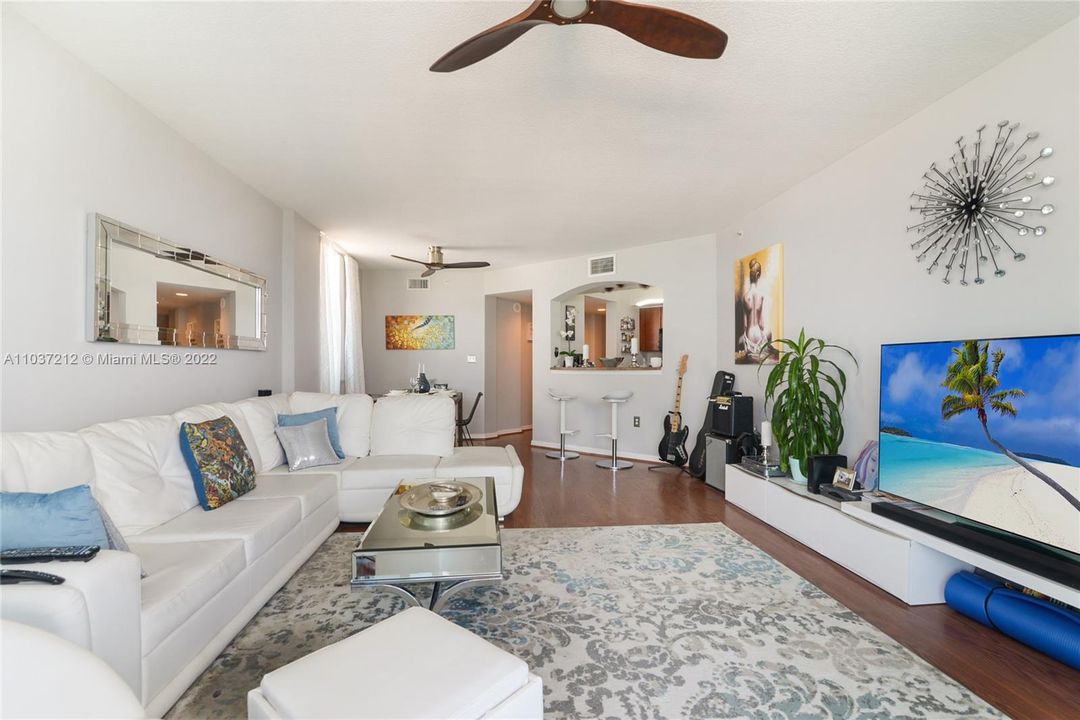Recently Sold: $755,000 (2 beds, 2 baths, 1002 Square Feet)