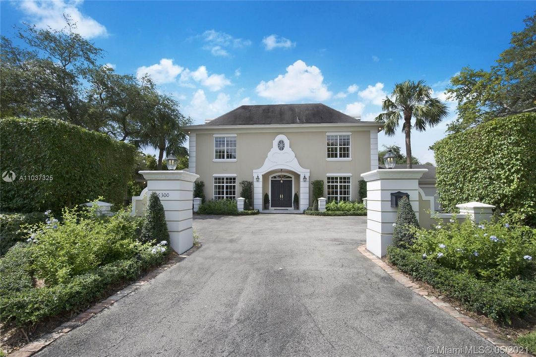 Recently Sold: $3,495,000 (6 beds, 5 baths, 5746 Square Feet)