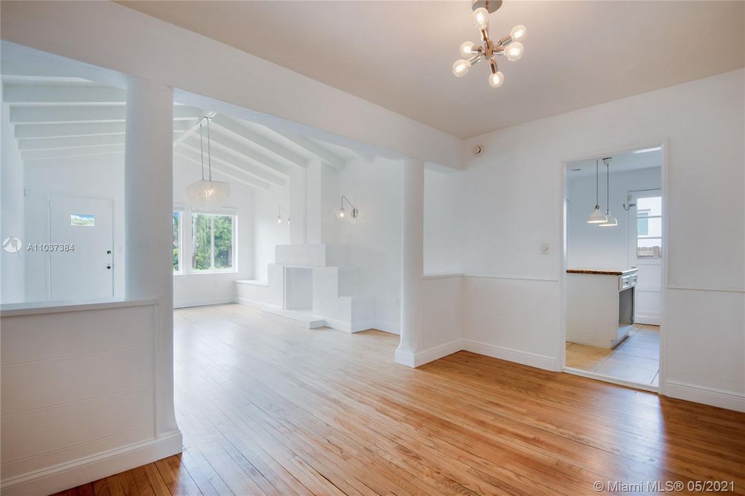 Recently Sold: $675,000 (2 beds, 1 baths, 1087 Square Feet)