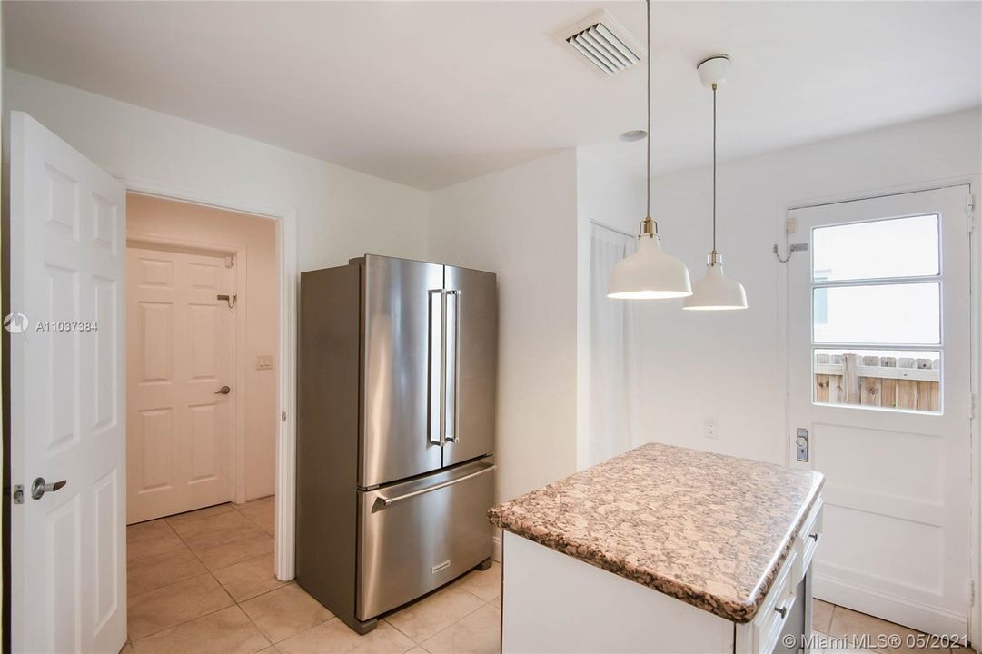 Recently Sold: $675,000 (2 beds, 1 baths, 1087 Square Feet)