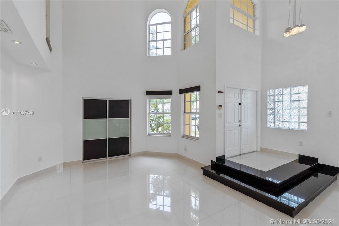 最近租的: $5,000 (5 贝兹, 3 浴室, 3052 平方英尺)