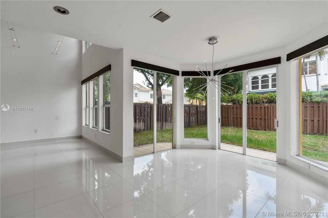 最近租的: $5,000 (5 贝兹, 3 浴室, 3052 平方英尺)