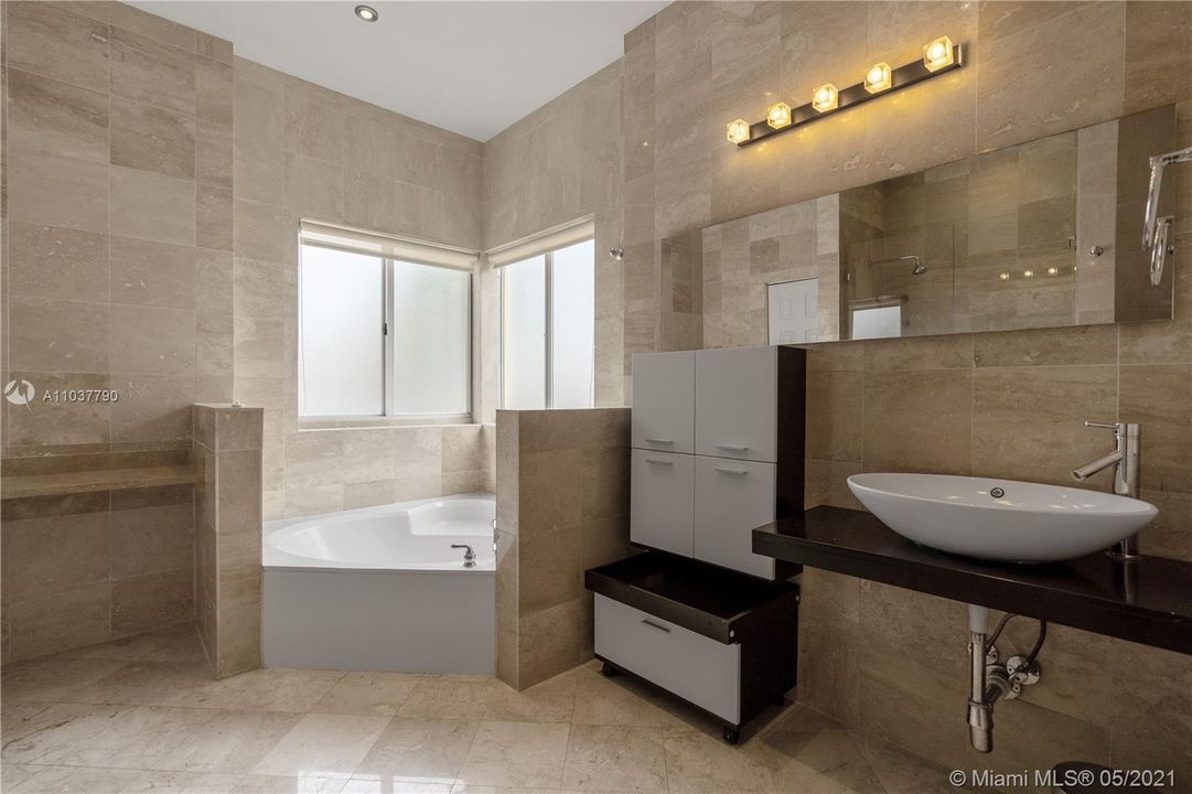 最近租的: $5,000 (5 贝兹, 3 浴室, 3052 平方英尺)