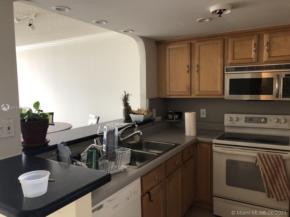 Recently Rented: $1,300 (1 beds, 1 baths, 782 Square Feet)