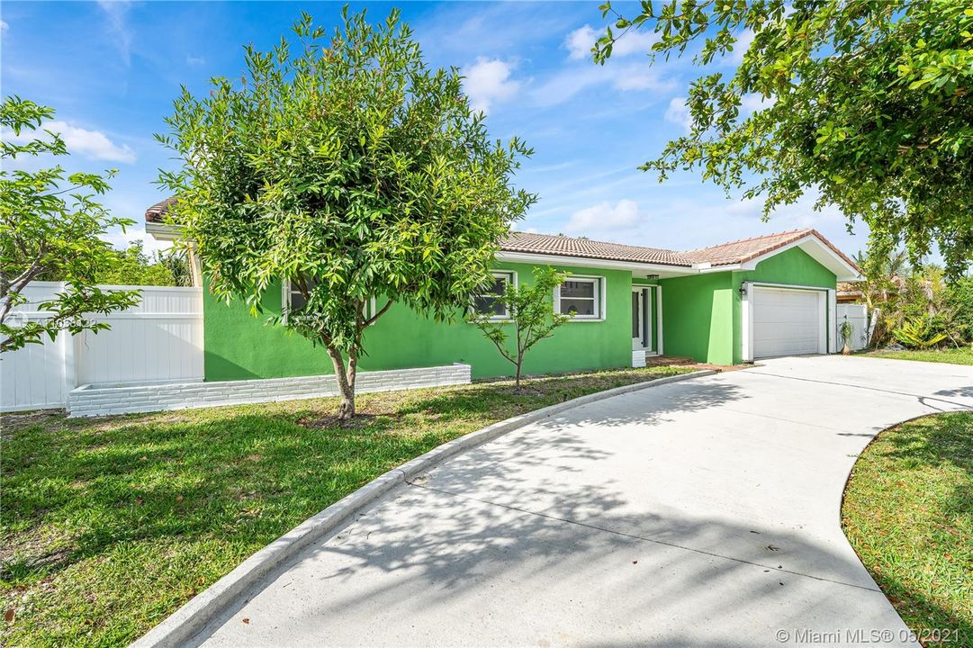 Recently Sold: $650,000 (4 beds, 2 baths, 1819 Square Feet)