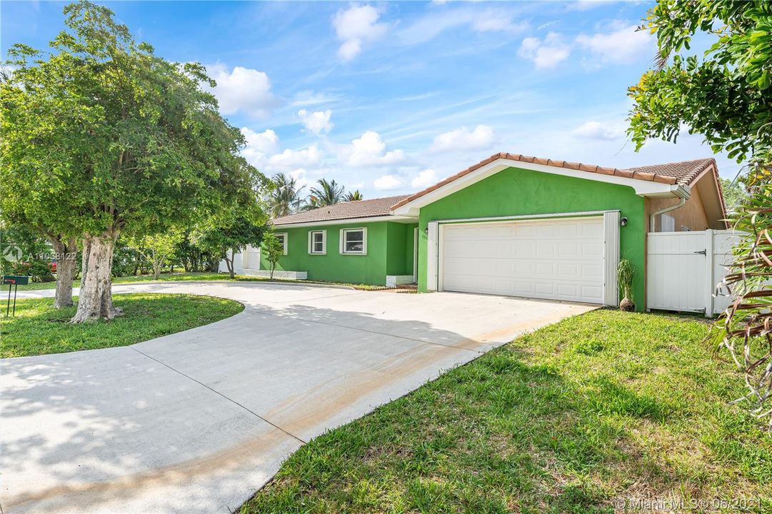 Recently Sold: $650,000 (4 beds, 2 baths, 1819 Square Feet)