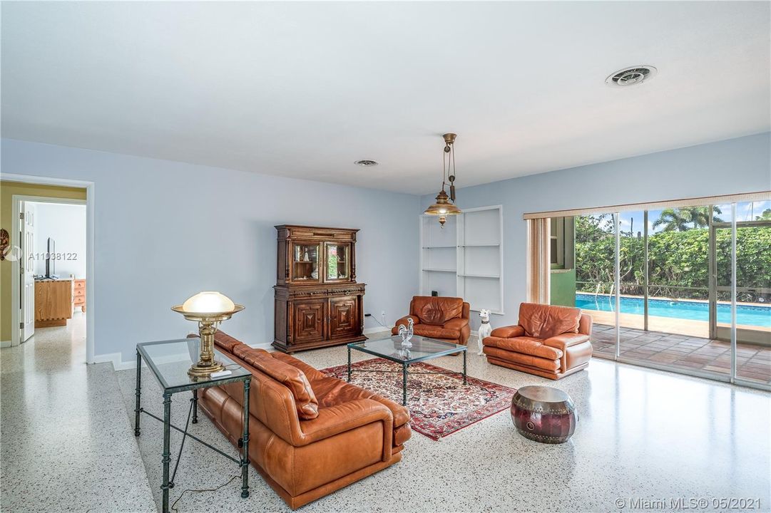 Recently Sold: $650,000 (4 beds, 2 baths, 1819 Square Feet)