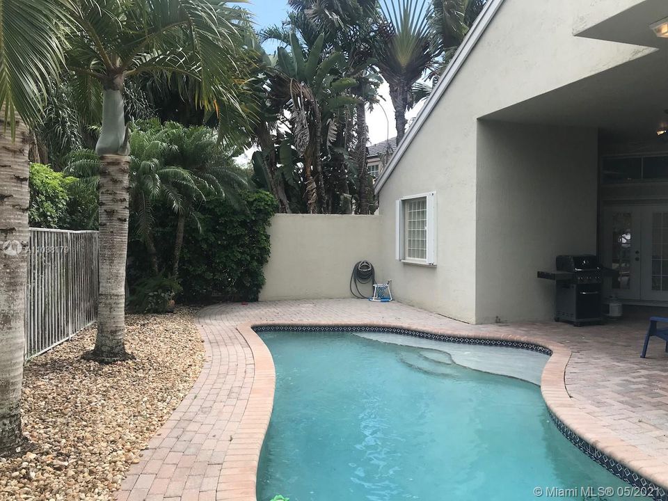 Recently Sold: $595,000 (4 beds, 2 baths, 2324 Square Feet)