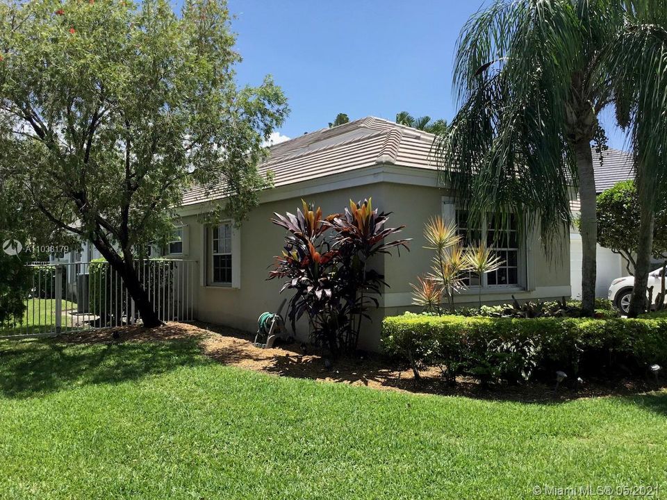 Recently Sold: $595,000 (4 beds, 2 baths, 2324 Square Feet)