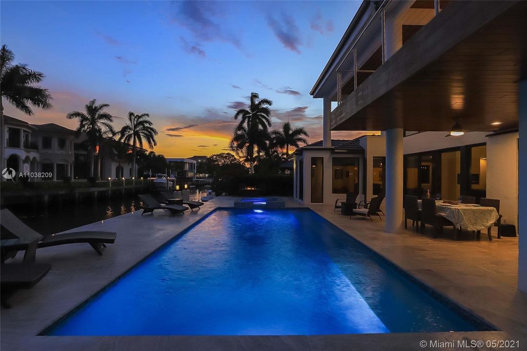 Vendido Recientemente: $3,950,000 (3 camas, 4 baños, 4088 Pies cuadrados)