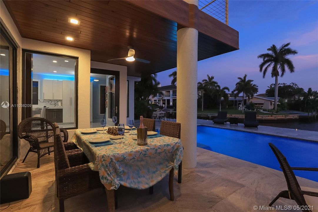 Vendido Recientemente: $3,950,000 (3 camas, 4 baños, 4088 Pies cuadrados)