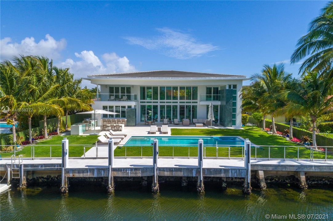 Recently Sold: $5,500,000 (5 beds, 6 baths, 5241 Square Feet)