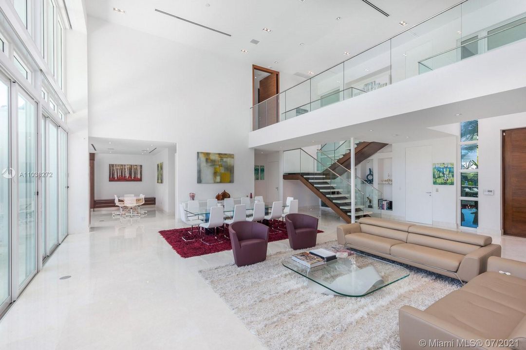 Recently Sold: $5,500,000 (5 beds, 6 baths, 5241 Square Feet)