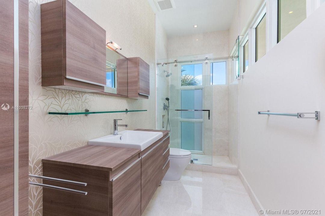 最近售出: $5,500,000 (5 贝兹, 6 浴室, 5241 平方英尺)