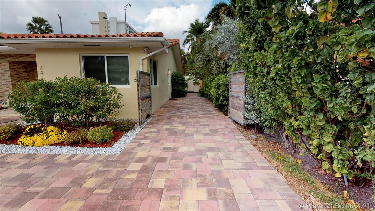 Recently Sold: $1,590,000 (4 beds, 3 baths, 2573 Square Feet)