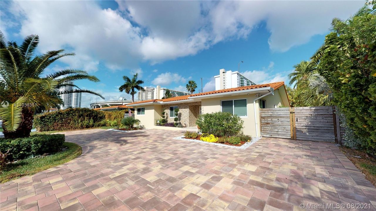 Recently Sold: $1,590,000 (4 beds, 3 baths, 2573 Square Feet)