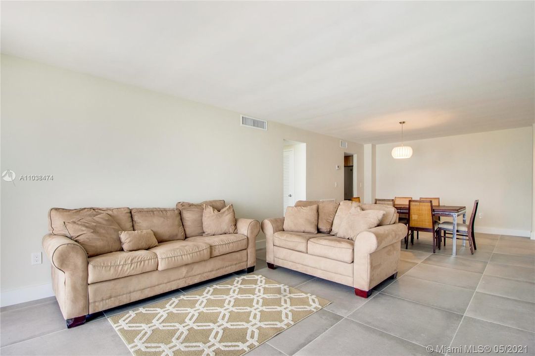 Recently Sold: $300,000 (2 beds, 2 baths, 1356 Square Feet)