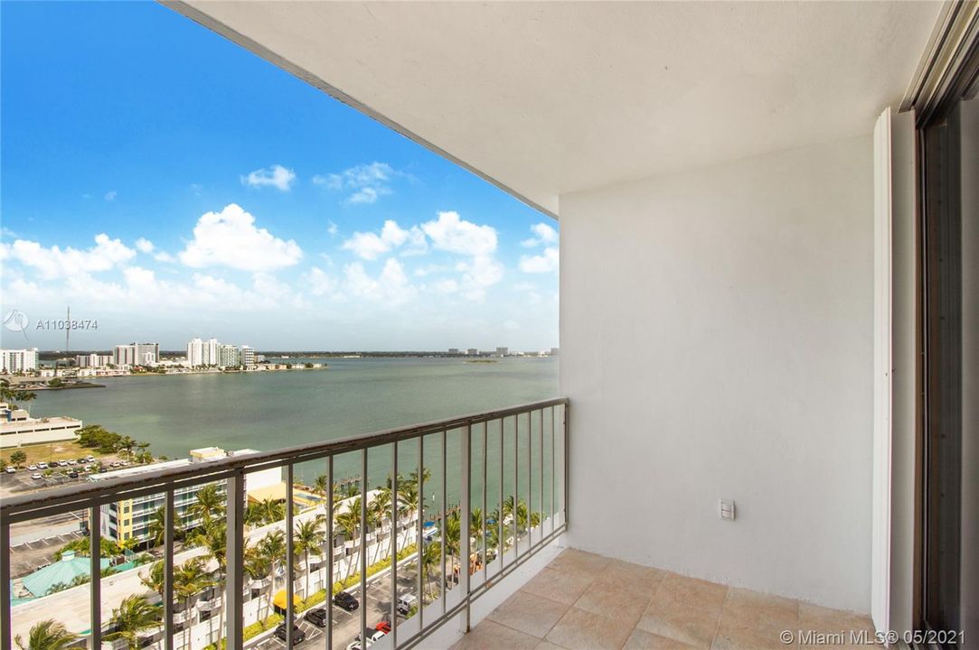 Recently Sold: $300,000 (2 beds, 2 baths, 1356 Square Feet)