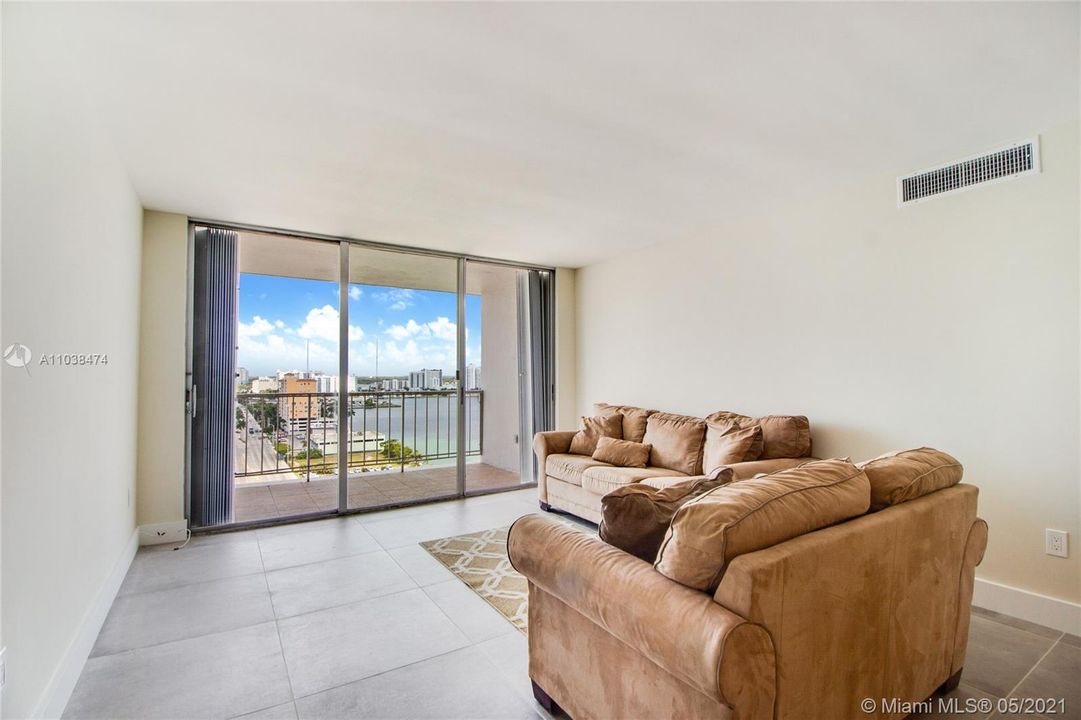 Recently Sold: $300,000 (2 beds, 2 baths, 1356 Square Feet)