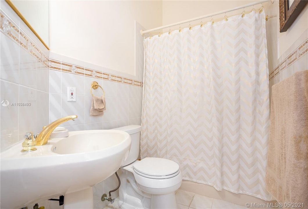 Недавно арендовано: $6,950 (5 спален, 4 ванн, 5660 Квадратных фут)