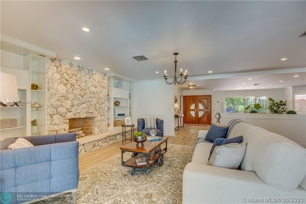 Recently Sold: $1,300,000 (5 beds, 3 baths, 4704 Square Feet)