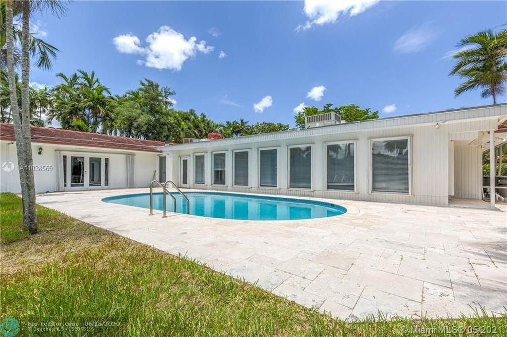 Vendido Recientemente: $1,300,000 (5 camas, 3 baños, 4704 Pies cuadrados)