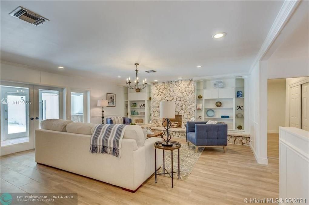 Recently Sold: $1,300,000 (5 beds, 3 baths, 4704 Square Feet)