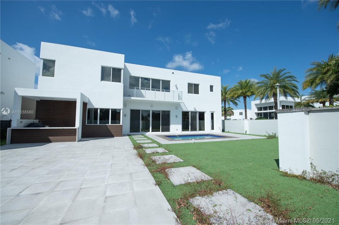 Vendido Recientemente: $1,489,000 (5 camas, 5 baños, 4128 Pies cuadrados)