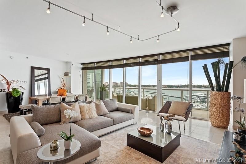 Recently Sold: $2,975,000 (3 beds, 3 baths, 2145 Square Feet)