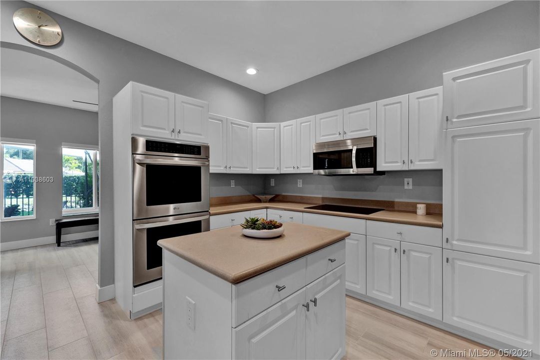 Недавно продано: $699,000 (4 спален, 3 ванн, 2615 Квадратных фут)