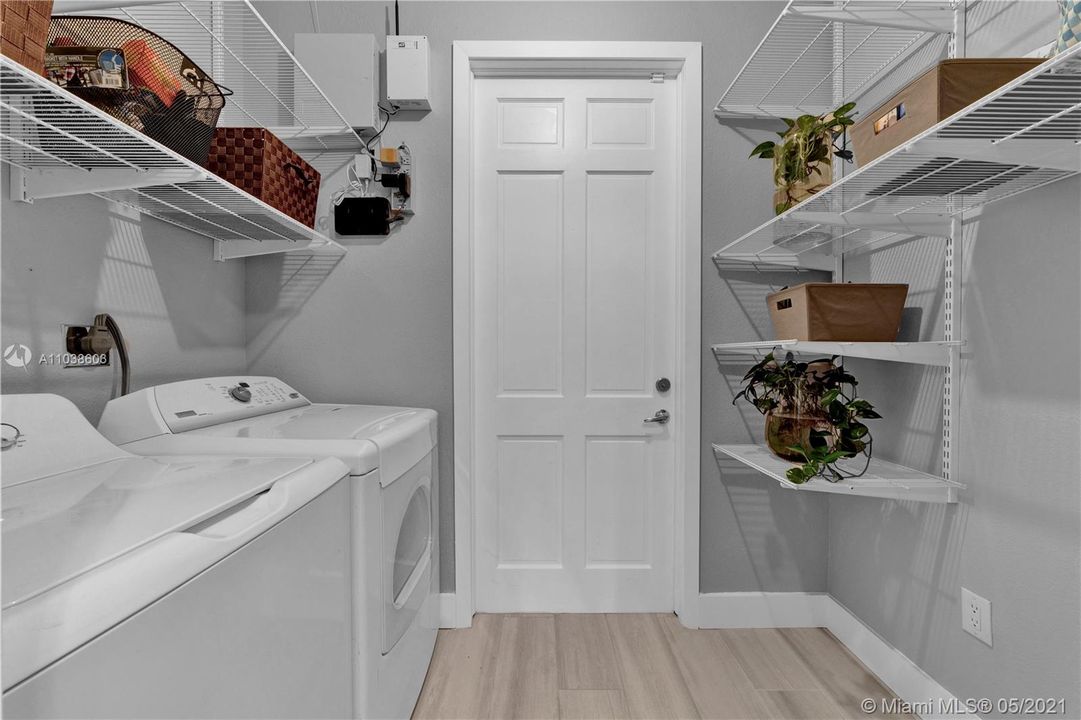 Недавно продано: $699,000 (4 спален, 3 ванн, 2615 Квадратных фут)