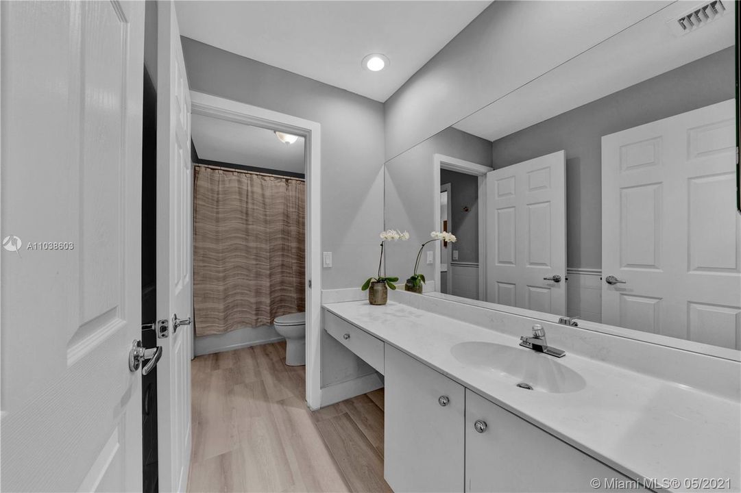 Недавно продано: $699,000 (4 спален, 3 ванн, 2615 Квадратных фут)