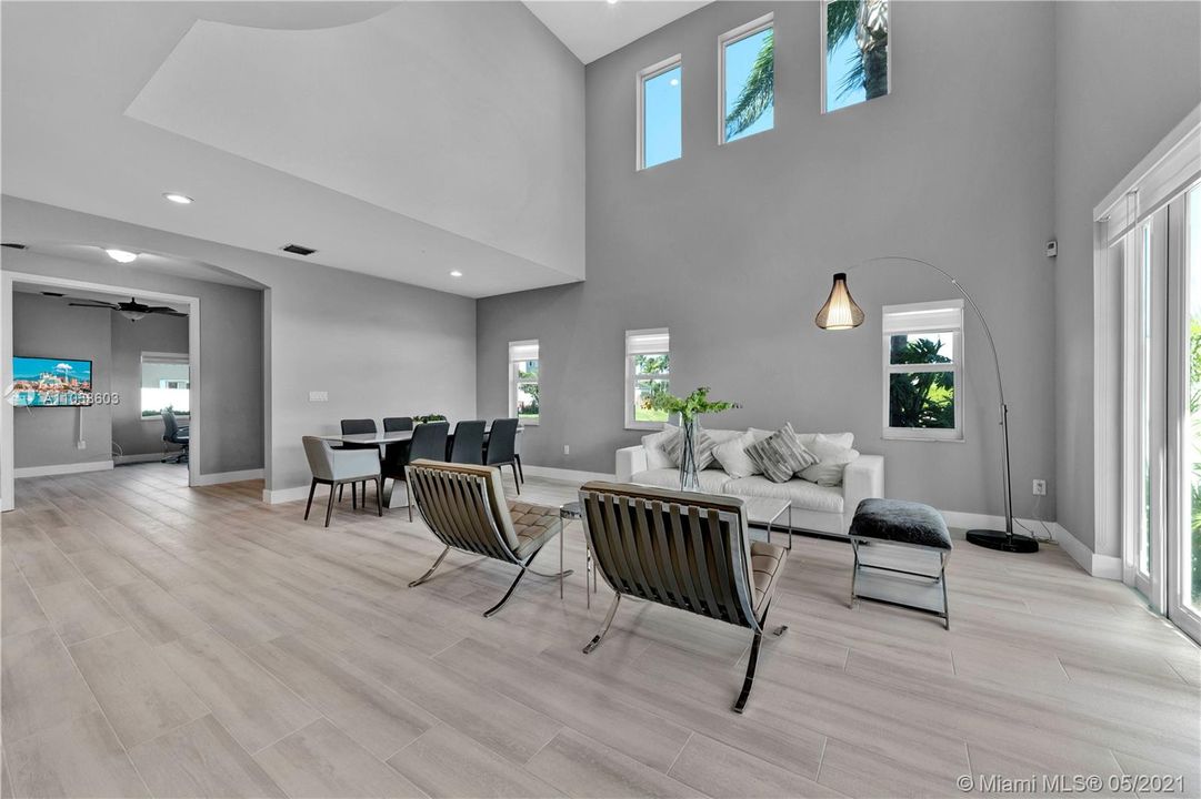 Недавно продано: $699,000 (4 спален, 3 ванн, 2615 Квадратных фут)