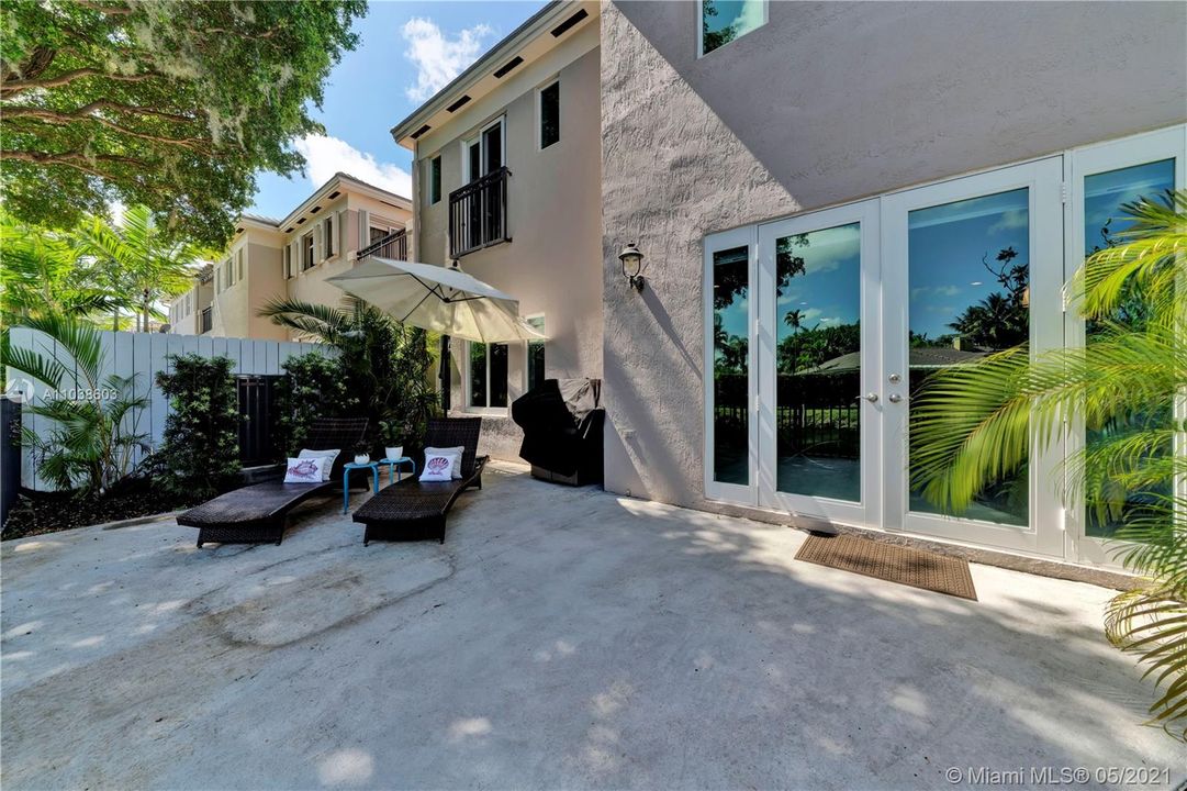 Недавно продано: $699,000 (4 спален, 3 ванн, 2615 Квадратных фут)