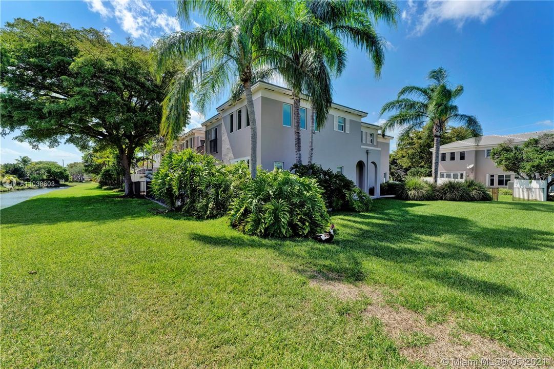 Недавно продано: $699,000 (4 спален, 3 ванн, 2615 Квадратных фут)