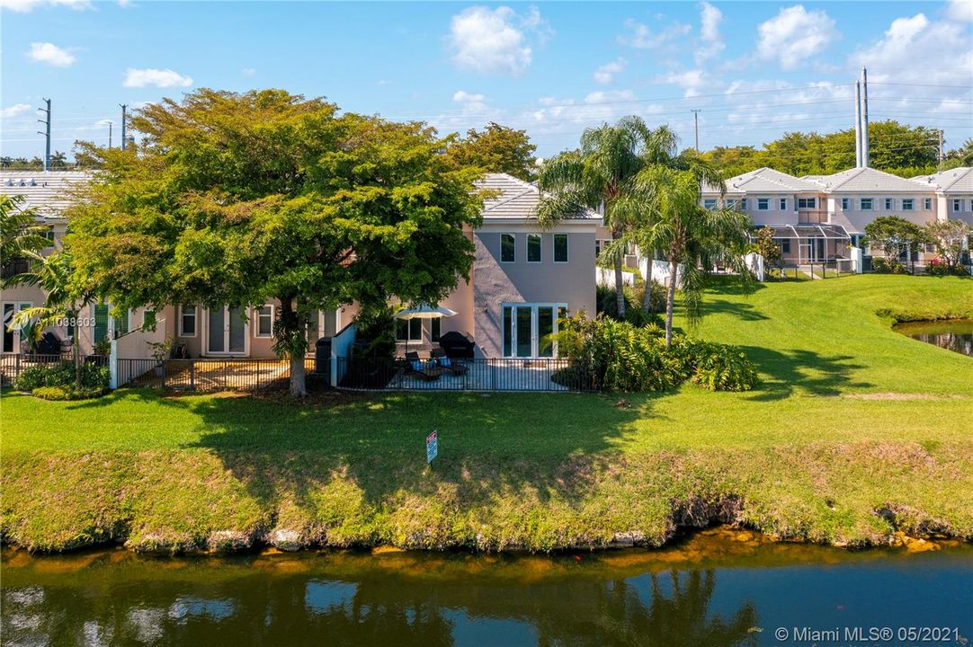 Недавно продано: $699,000 (4 спален, 3 ванн, 2615 Квадратных фут)