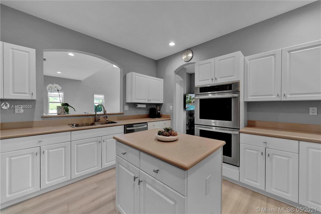 Недавно продано: $699,000 (4 спален, 3 ванн, 2615 Квадратных фут)