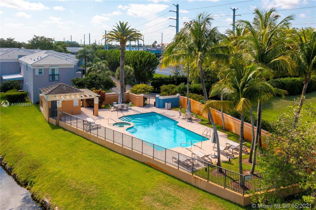 Недавно продано: $699,000 (4 спален, 3 ванн, 2615 Квадратных фут)