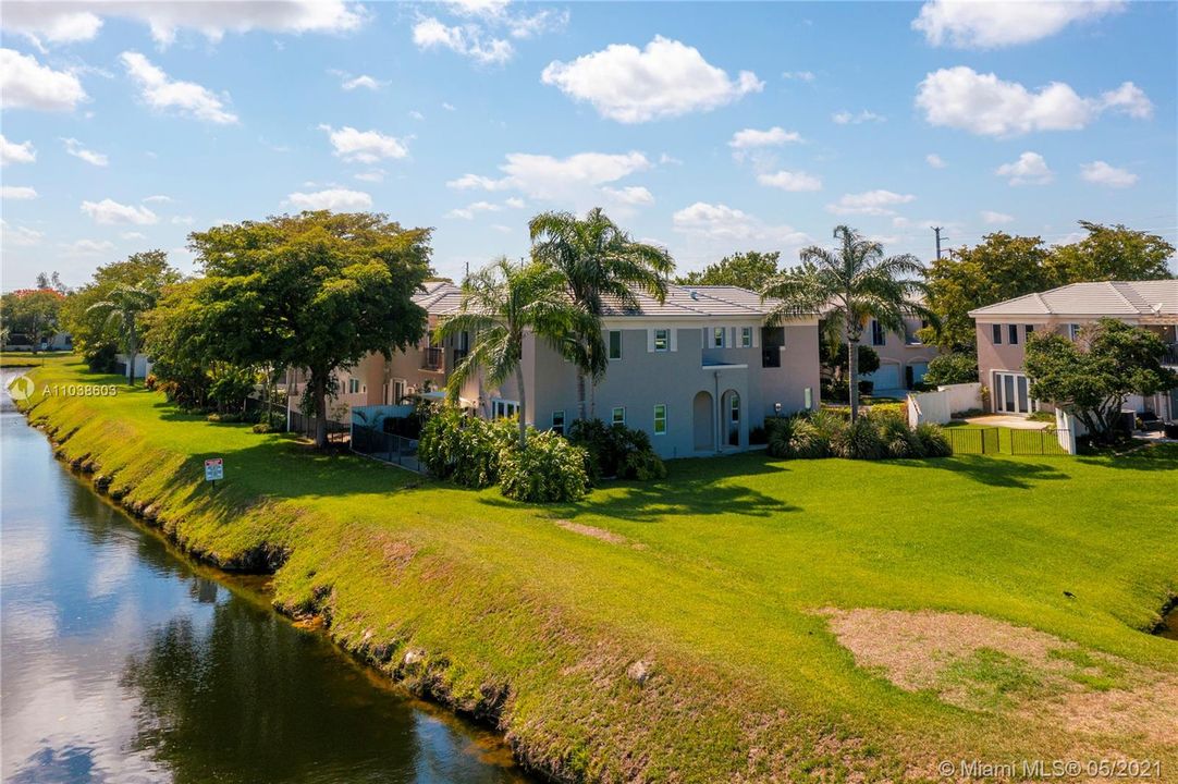 Недавно продано: $699,000 (4 спален, 3 ванн, 2615 Квадратных фут)