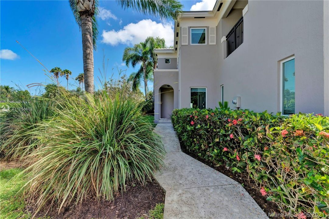 Недавно продано: $699,000 (4 спален, 3 ванн, 2615 Квадратных фут)