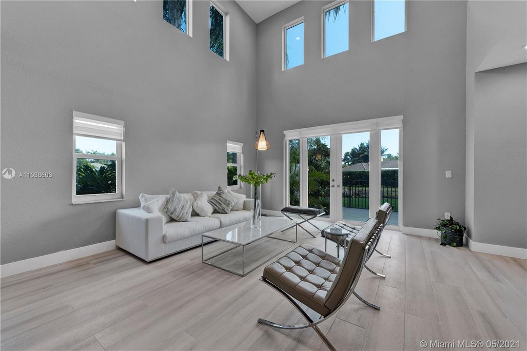 Недавно продано: $699,000 (4 спален, 3 ванн, 2615 Квадратных фут)