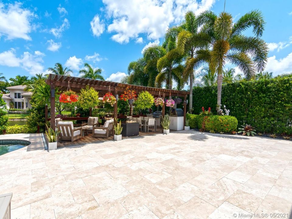Recently Sold: $2,150,000 (5 beds, 6 baths, 4528 Square Feet)