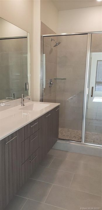 Recently Rented: $2,650 (3 beds, 2 baths, 1129 Square Feet)