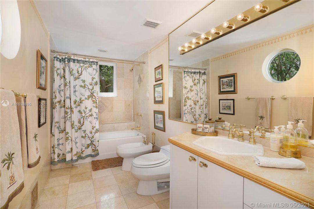 最近售出: $2,650,000 (5 贝兹, 3 浴室, 4748 平方英尺)
